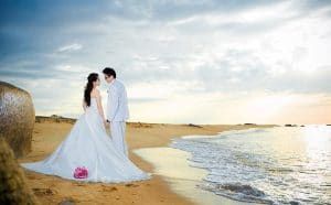 Chụp ảnh cưới ở biển nên mặc gì
