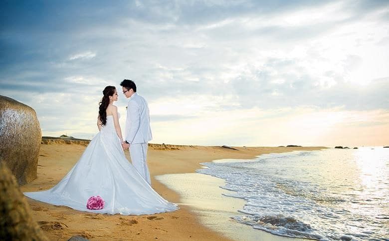 Chụp ảnh cưới ở biển nên MẶC GÌ ĐẸP NHẤT- Lovicouple.com